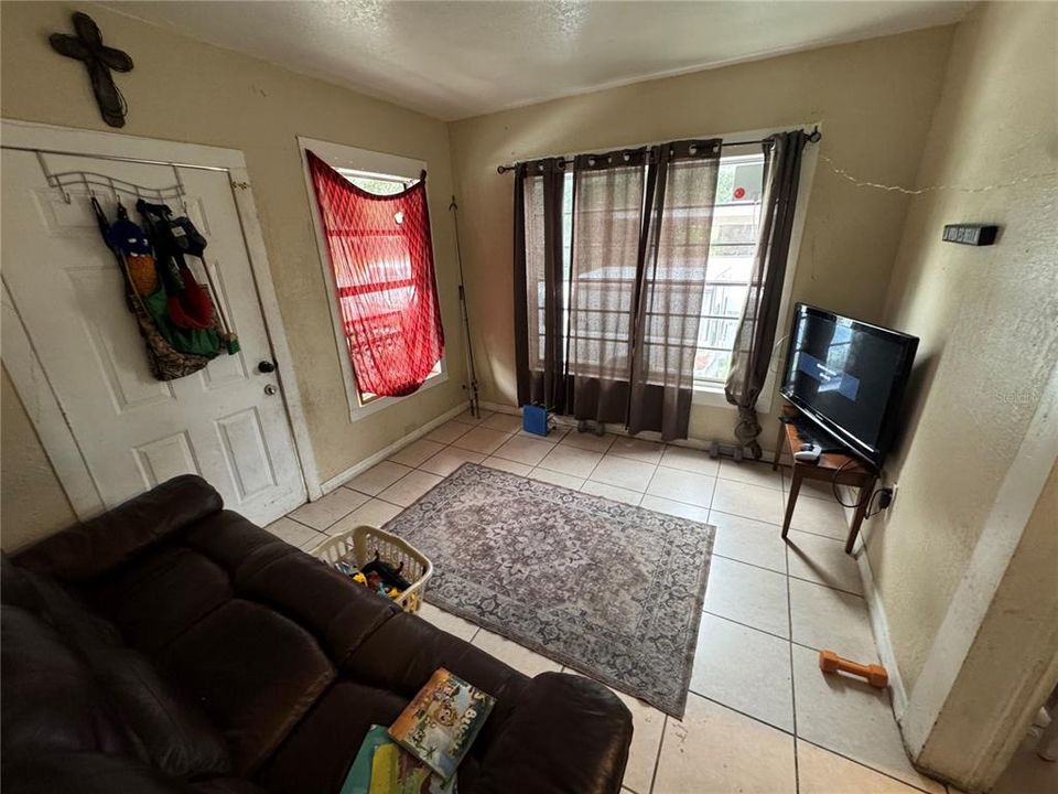 For Sale: $149,000 (3 beds, 1 baths, 804 Square Feet)