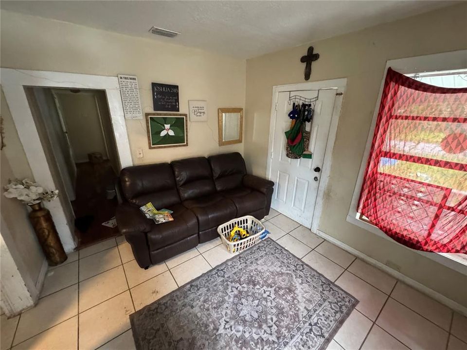 For Sale: $149,000 (3 beds, 1 baths, 804 Square Feet)