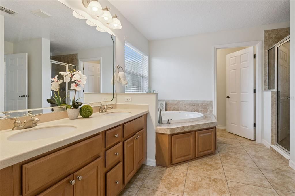 For Sale: $535,000 (5 beds, 3 baths, 2814 Square Feet)