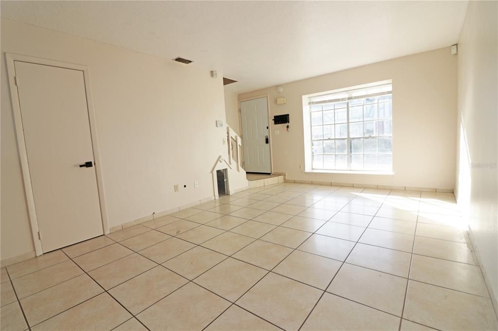 For Sale: $204,900 (2 beds, 1 baths, 992 Square Feet)