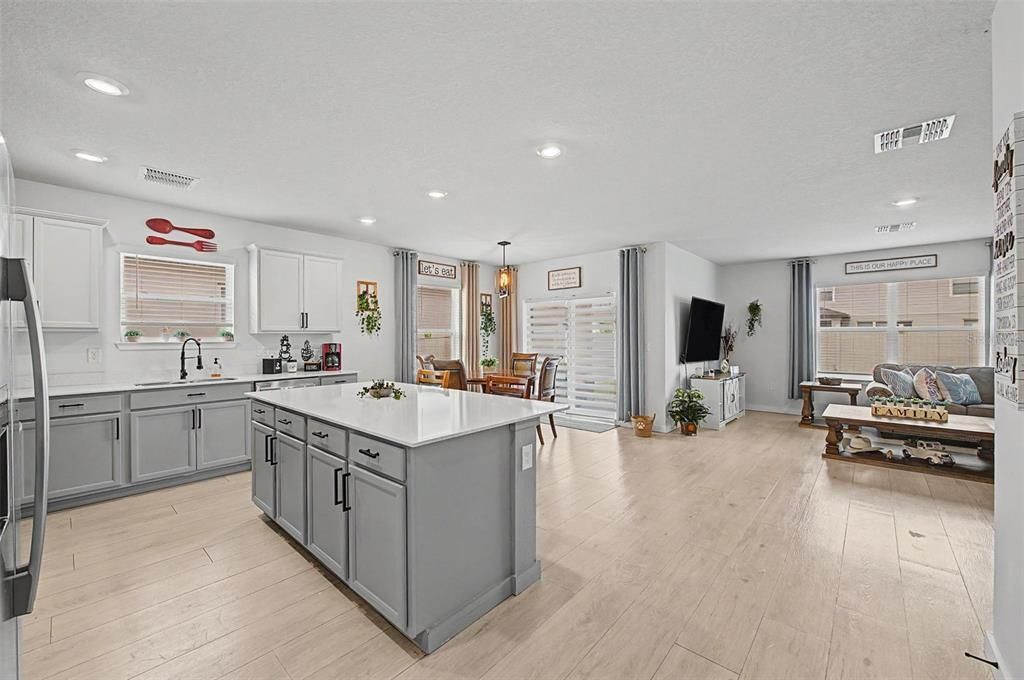 En Venta: $395,000 (4 camas, 2 baños, 1850 Pies cuadrados)