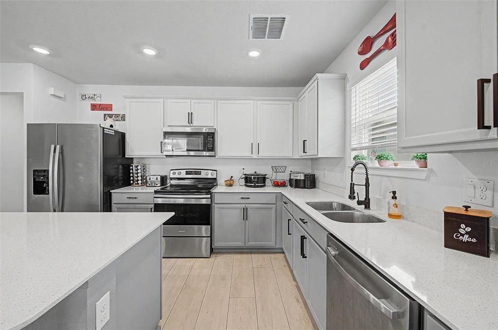 En Venta: $395,000 (4 camas, 2 baños, 1850 Pies cuadrados)