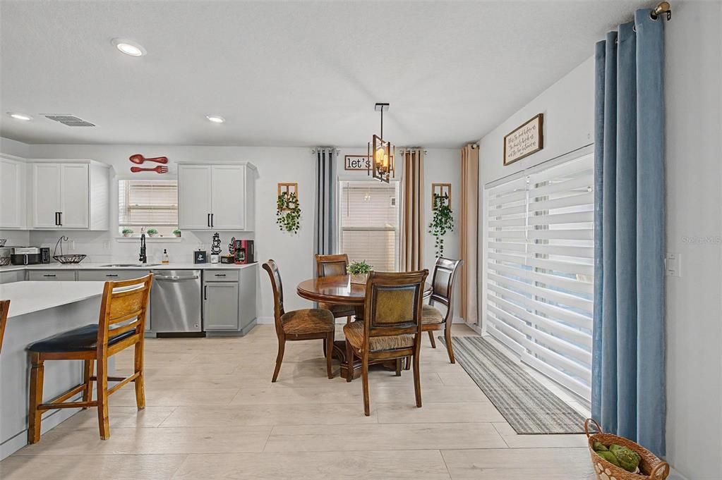 En Venta: $395,000 (4 camas, 2 baños, 1850 Pies cuadrados)