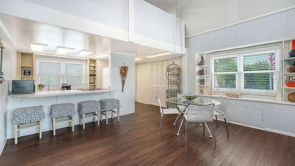 For Sale: $390,000 (1 beds, 1 baths, 876 Square Feet)
