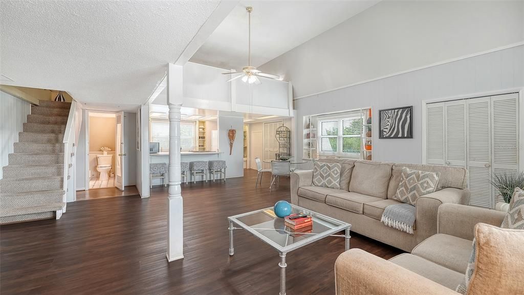 For Sale: $390,000 (1 beds, 1 baths, 876 Square Feet)