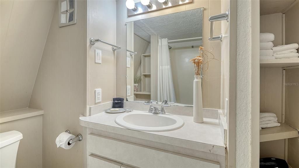 For Sale: $390,000 (1 beds, 1 baths, 876 Square Feet)