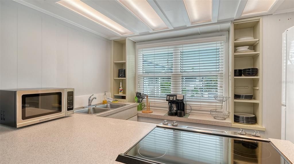 For Sale: $390,000 (1 beds, 1 baths, 876 Square Feet)