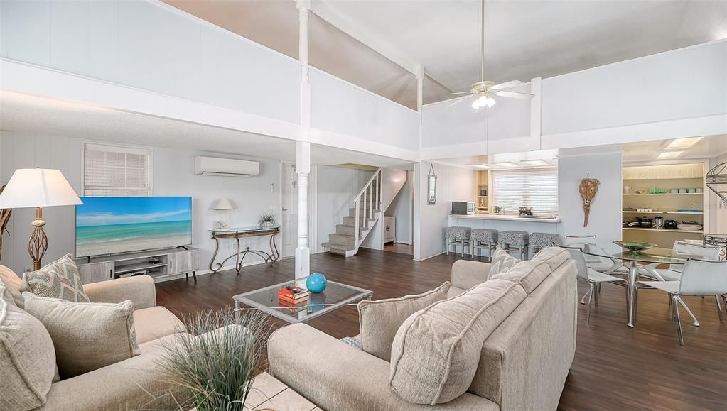 For Sale: $390,000 (1 beds, 1 baths, 876 Square Feet)