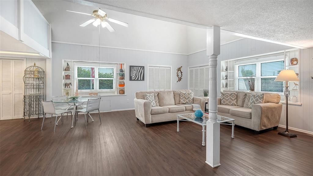 For Sale: $390,000 (1 beds, 1 baths, 876 Square Feet)