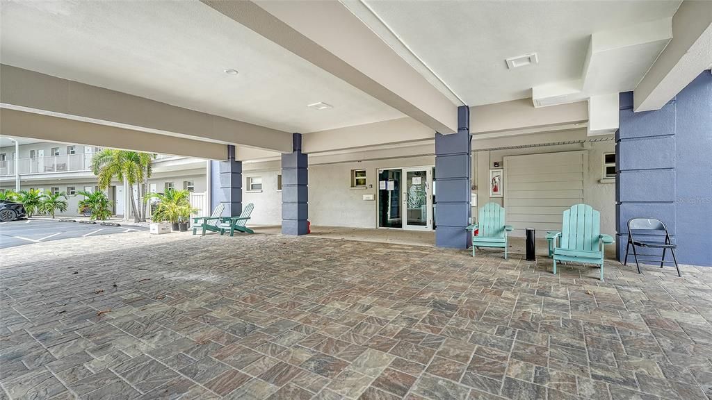 For Sale: $390,000 (1 beds, 1 baths, 876 Square Feet)