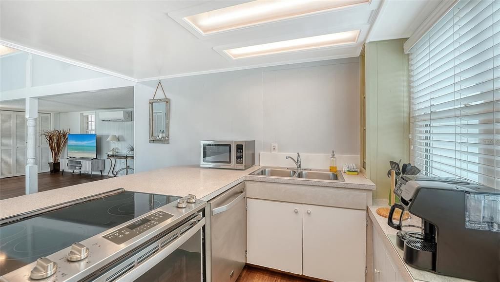 For Sale: $390,000 (1 beds, 1 baths, 876 Square Feet)
