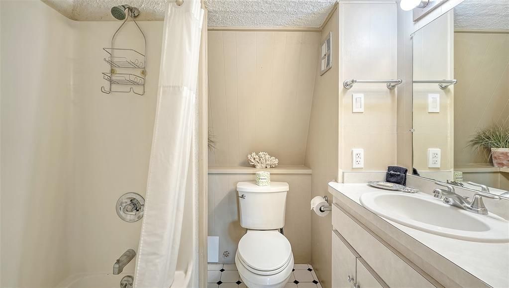 For Sale: $390,000 (1 beds, 1 baths, 876 Square Feet)