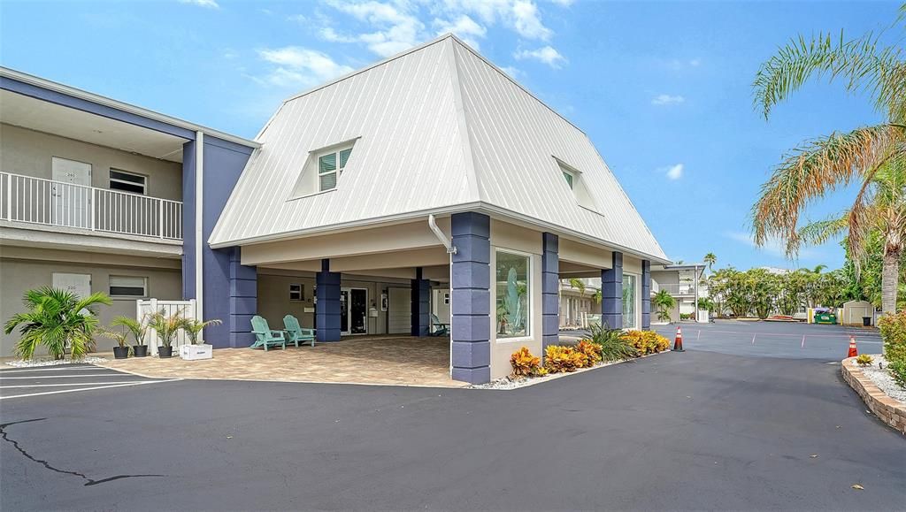 For Sale: $390,000 (1 beds, 1 baths, 876 Square Feet)
