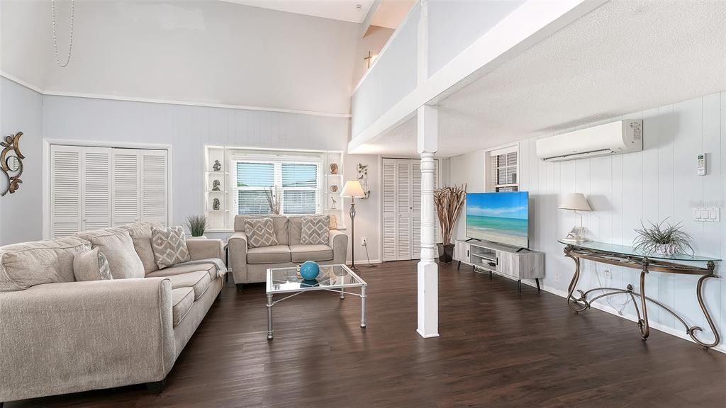 For Sale: $390,000 (1 beds, 1 baths, 876 Square Feet)