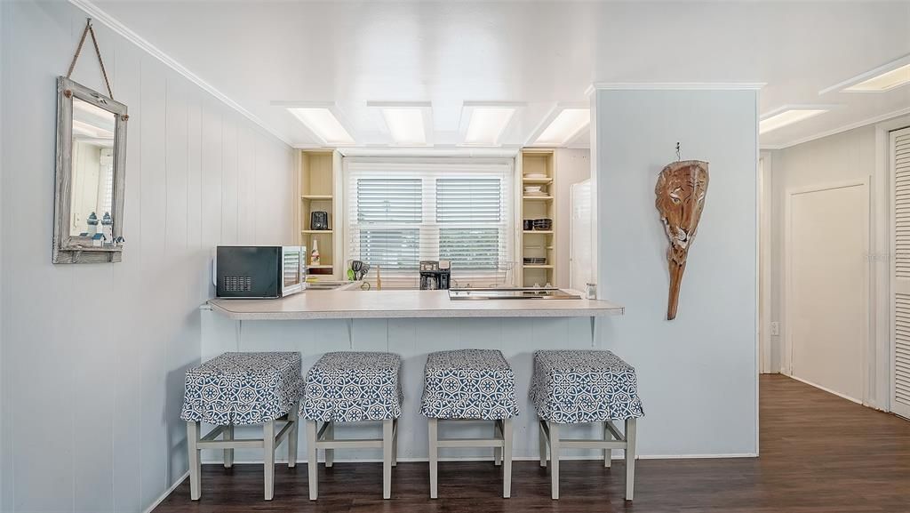 For Sale: $390,000 (1 beds, 1 baths, 876 Square Feet)