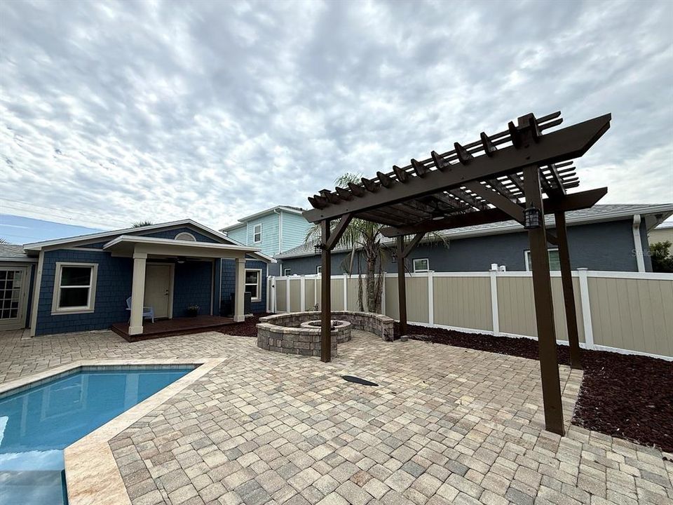 For Rent: $3,000 (3 beds, 2 baths, 1364 Square Feet)