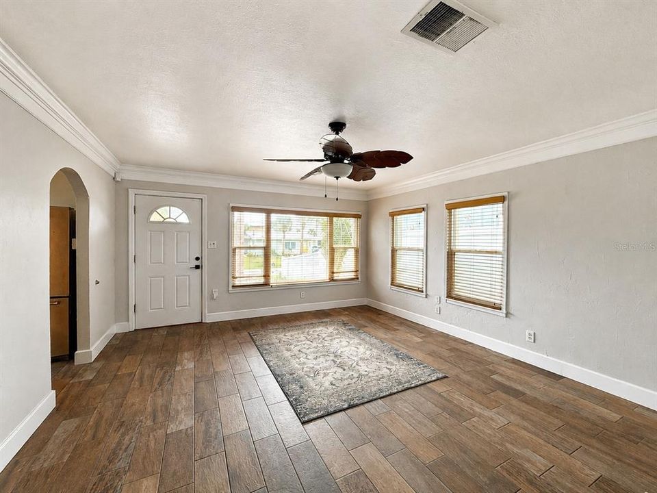 For Rent: $3,000 (3 beds, 2 baths, 1364 Square Feet)
