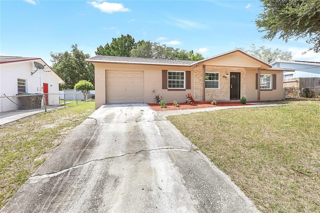 For Sale: $272,500 (3 beds, 1 baths, 988 Square Feet)