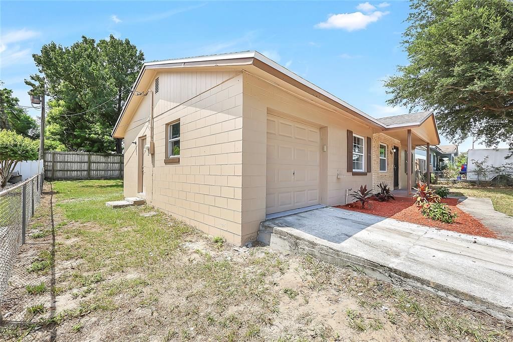 For Sale: $272,500 (3 beds, 1 baths, 988 Square Feet)