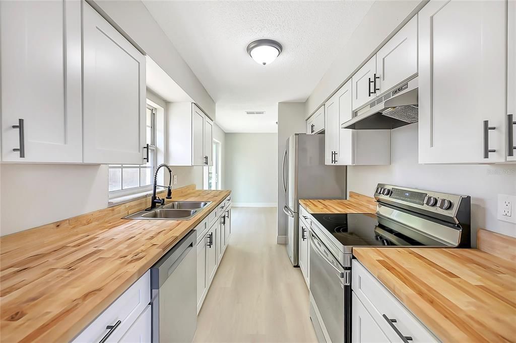 For Sale: $272,500 (3 beds, 1 baths, 988 Square Feet)