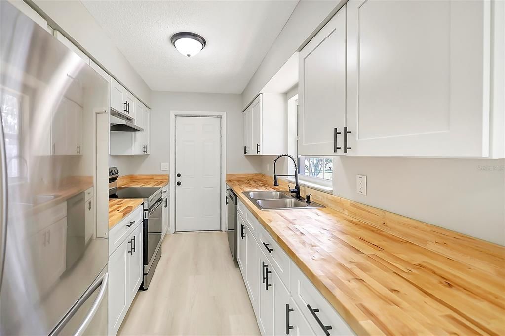 For Sale: $272,500 (3 beds, 1 baths, 988 Square Feet)
