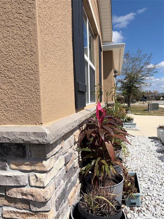 For Sale: $320,000 (4 beds, 2 baths, 2041 Square Feet)