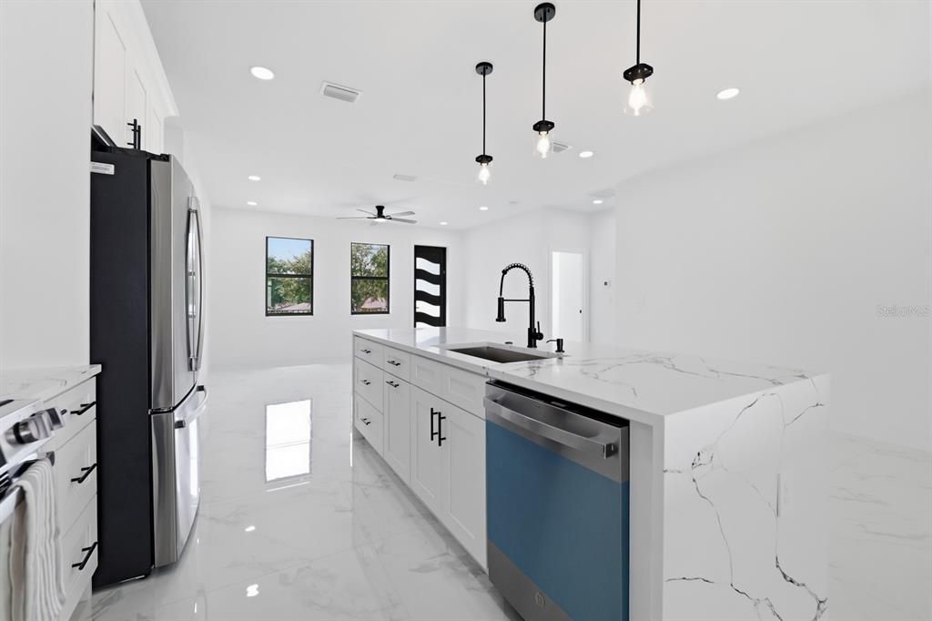 For Sale: $398,500 (3 beds, 2 baths, 1551.11 Square Feet)