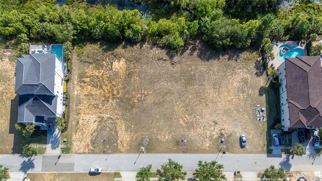 待售: $833,000 (0.24 acres)