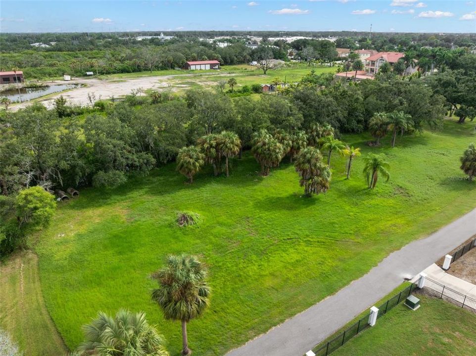 На продажу: $350,000 (1.32 acres)
