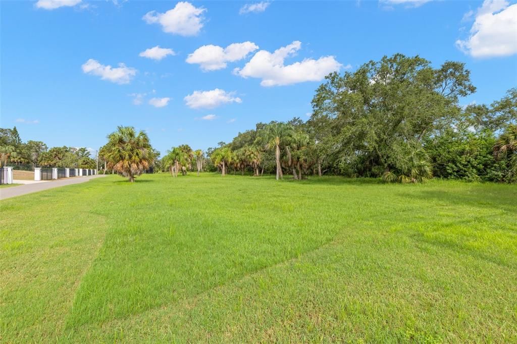 На продажу: $350,000 (1.32 acres)