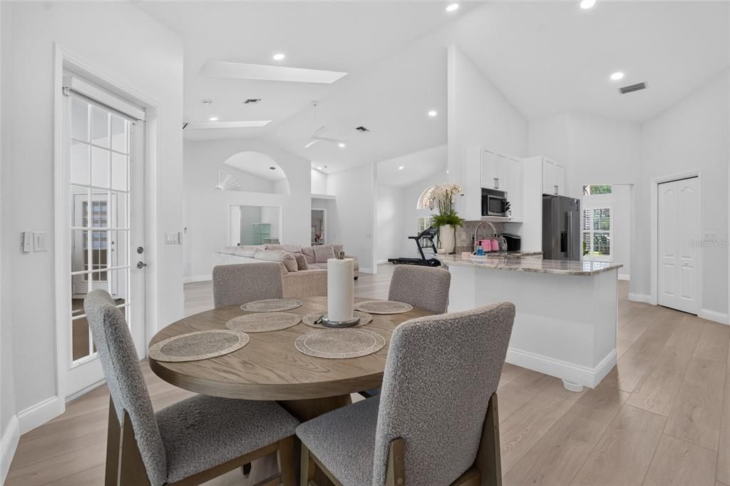 На продажу: $429,900 (3 спален, 2 ванн, 2316 Квадратных фут)
