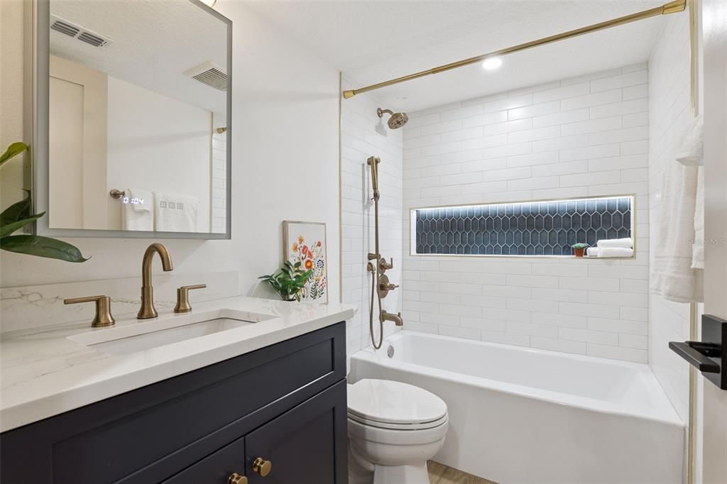 For Sale: $170,000 (1 beds, 1 baths, 781 Square Feet)