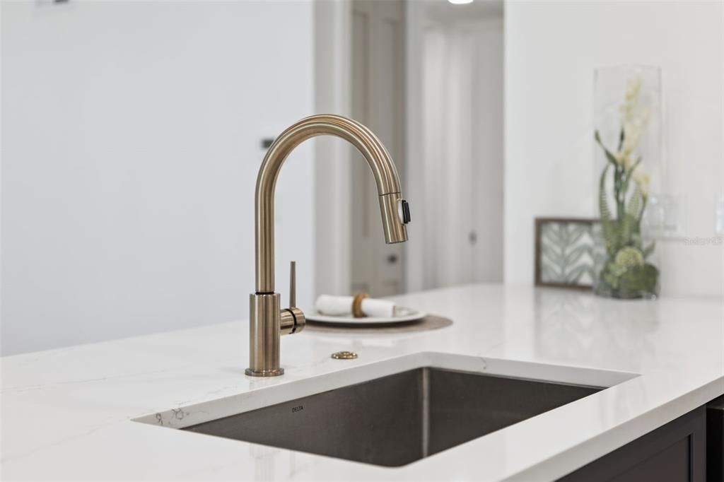 For Sale: $170,000 (1 beds, 1 baths, 781 Square Feet)