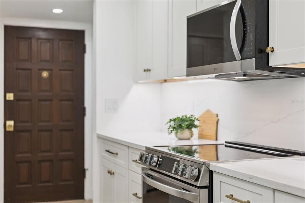 For Sale: $170,000 (1 beds, 1 baths, 781 Square Feet)