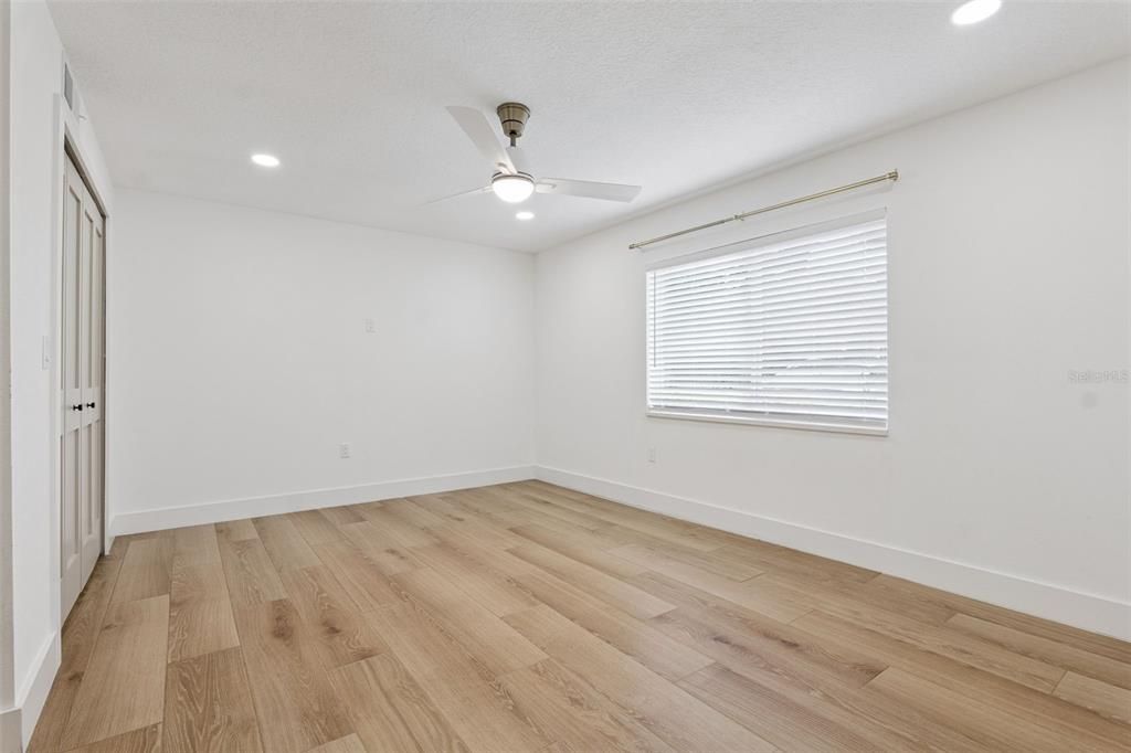 For Sale: $170,000 (1 beds, 1 baths, 781 Square Feet)