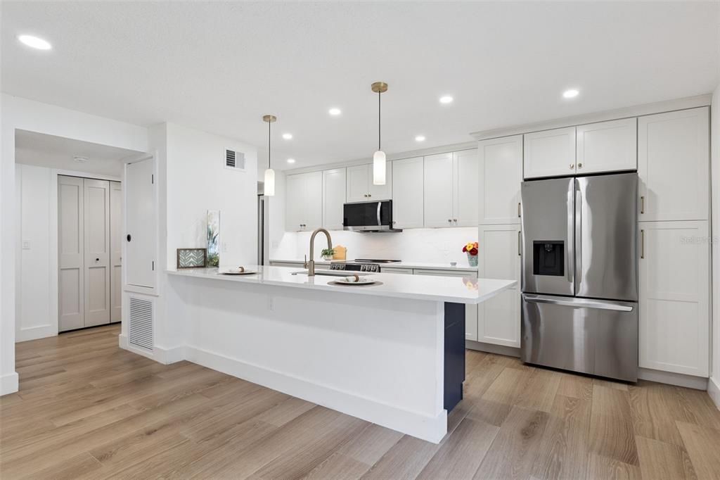 For Sale: $170,000 (1 beds, 1 baths, 781 Square Feet)