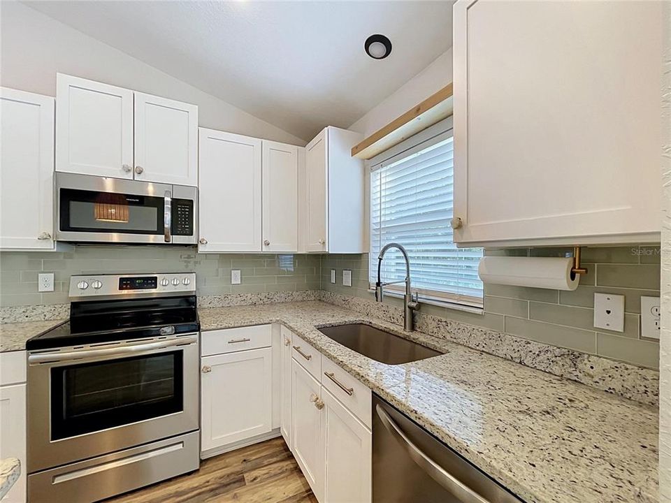 For Sale: $319,900 (3 beds, 2 baths, 1439 Square Feet)