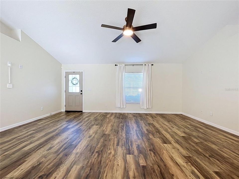 For Sale: $319,900 (3 beds, 2 baths, 1439 Square Feet)
