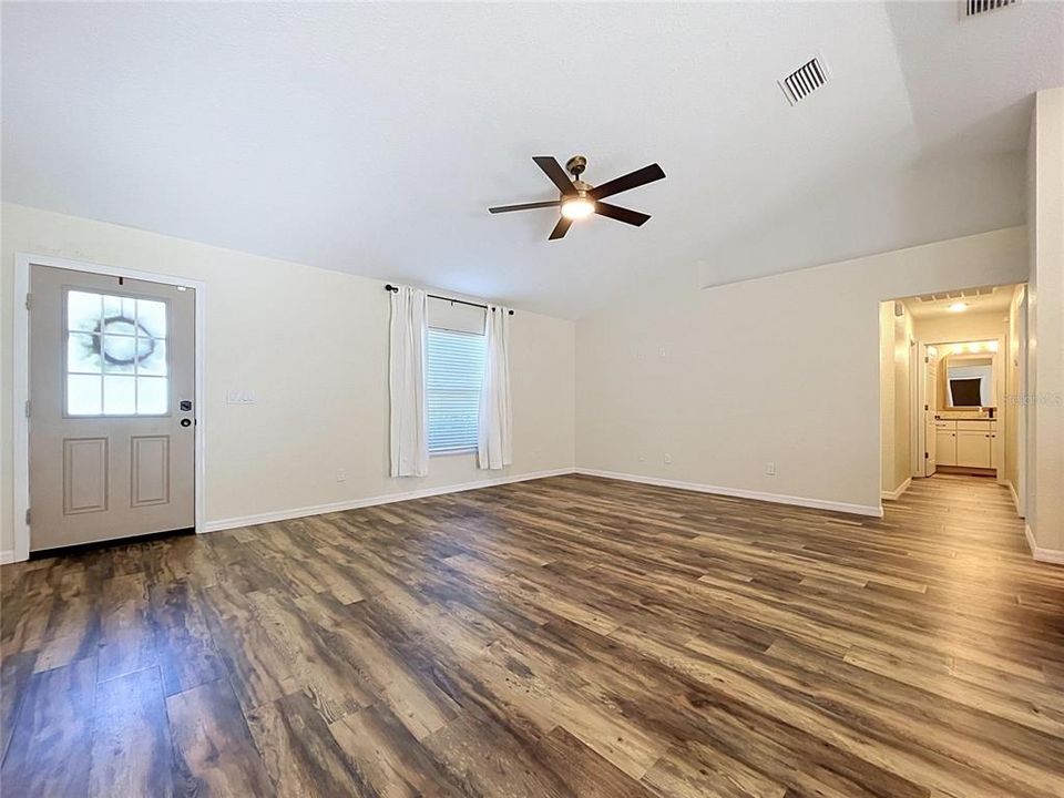 For Sale: $319,900 (3 beds, 2 baths, 1439 Square Feet)