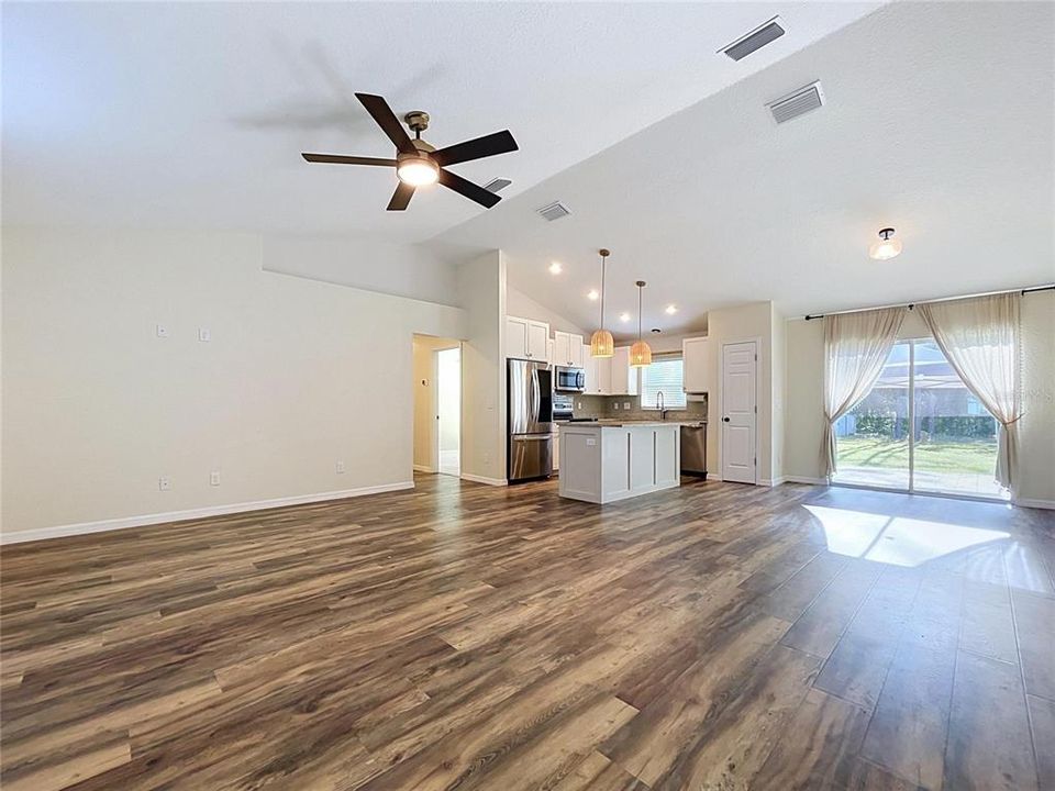For Sale: $319,900 (3 beds, 2 baths, 1439 Square Feet)