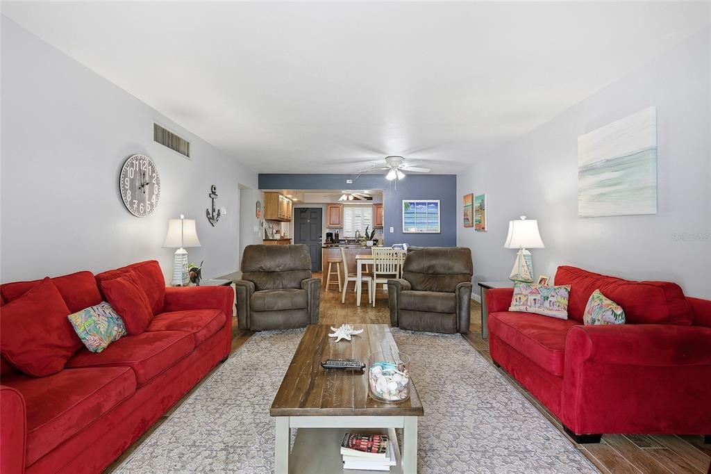 En Venta: $649,000 (2 camas, 2 baños, 1010 Pies cuadrados)