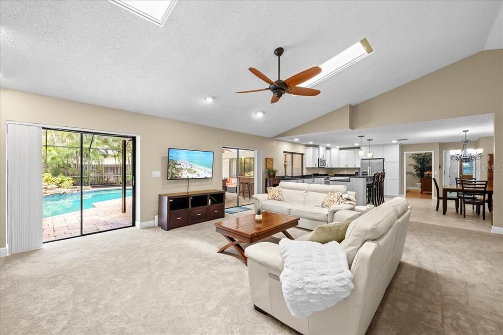 En Venta: $997,000 (5 camas, 3 baños, 3743 Pies cuadrados)