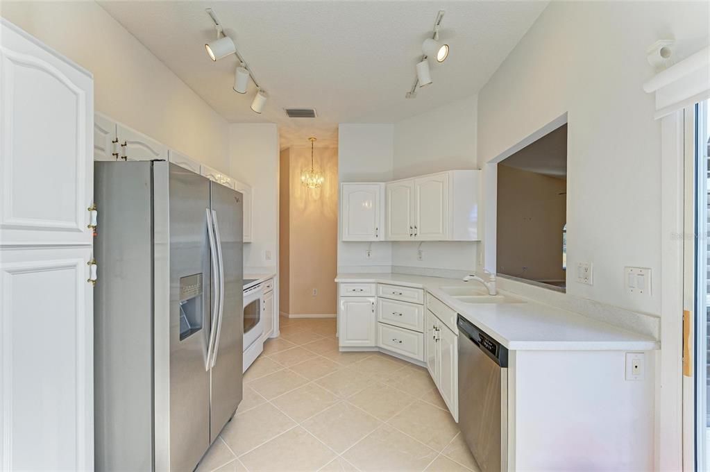 For Rent: $2,700 (3 beds, 2 baths, 1677 Square Feet)
