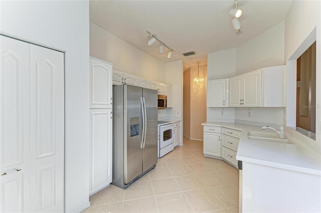 For Rent: $2,700 (3 beds, 2 baths, 1677 Square Feet)