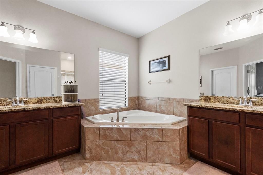 For Sale: $500,000 (5 beds, 3 baths, 3751 Square Feet)