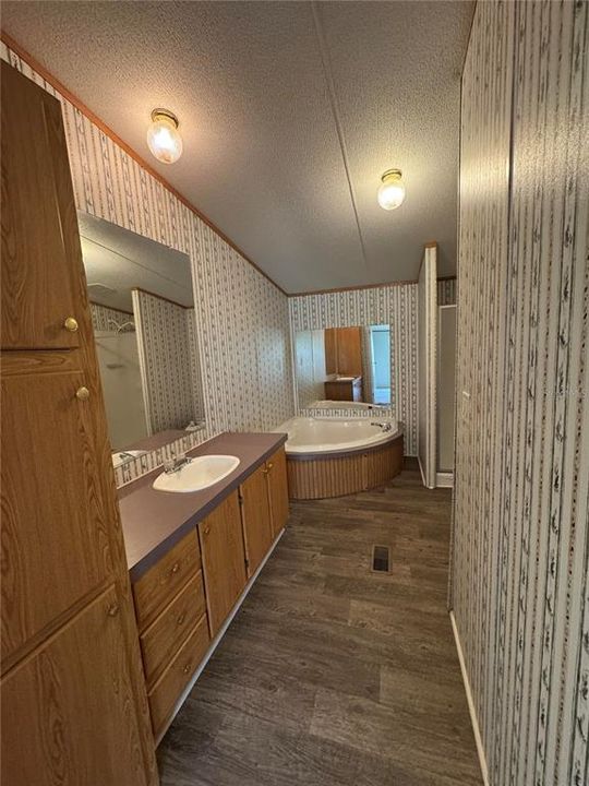На продажу: $95,000 (4 спален, 2 ванн, 1620 Квадратных фут)