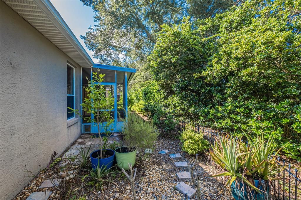 For Sale: $450,000 (2 beds, 2 baths, 2205 Square Feet)
