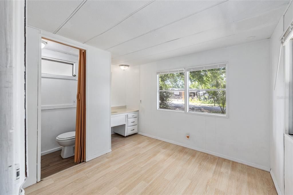 For Sale: $84,900 (2 beds, 2 baths, 920 Square Feet)
