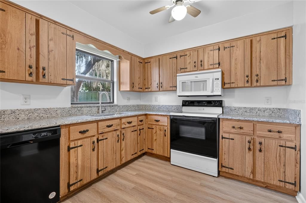For Sale: $299,000 (3 beds, 2 baths, 1476 Square Feet)