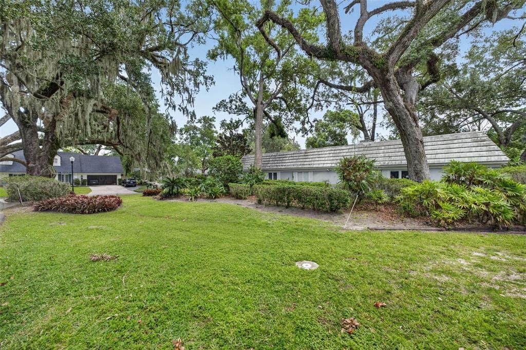 На продажу: $1,800,000 (0.40 acres)